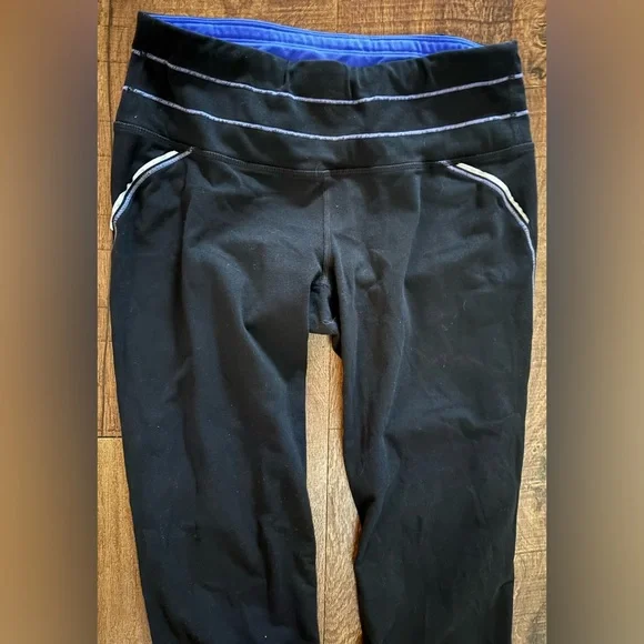 Athleta woman’s cropped leggings 
Size small blue black - Picture 3 of 8